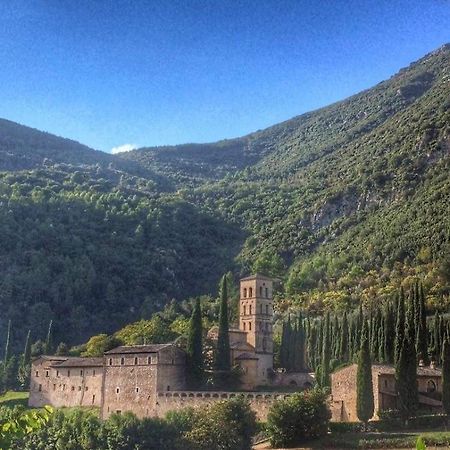 Abbazia San Pietro In Valle Ферентилло Экстерьер фото