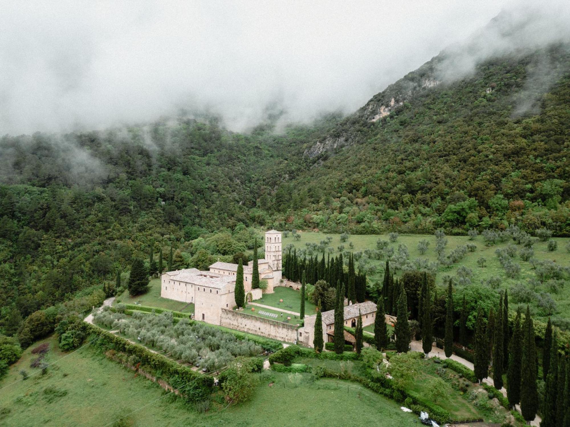 Abbazia San Pietro In Valle Ферентилло Экстерьер фото
