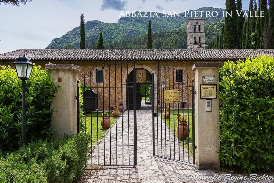 Abbazia San Pietro In Valle Ферентилло Экстерьер фото