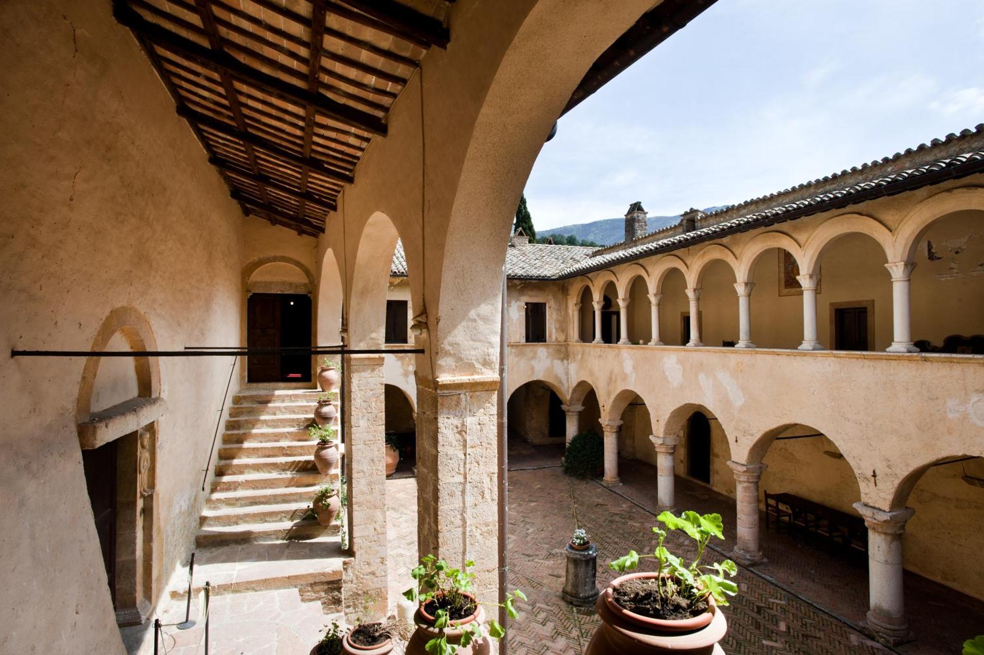 Abbazia San Pietro In Valle Ферентилло Экстерьер фото