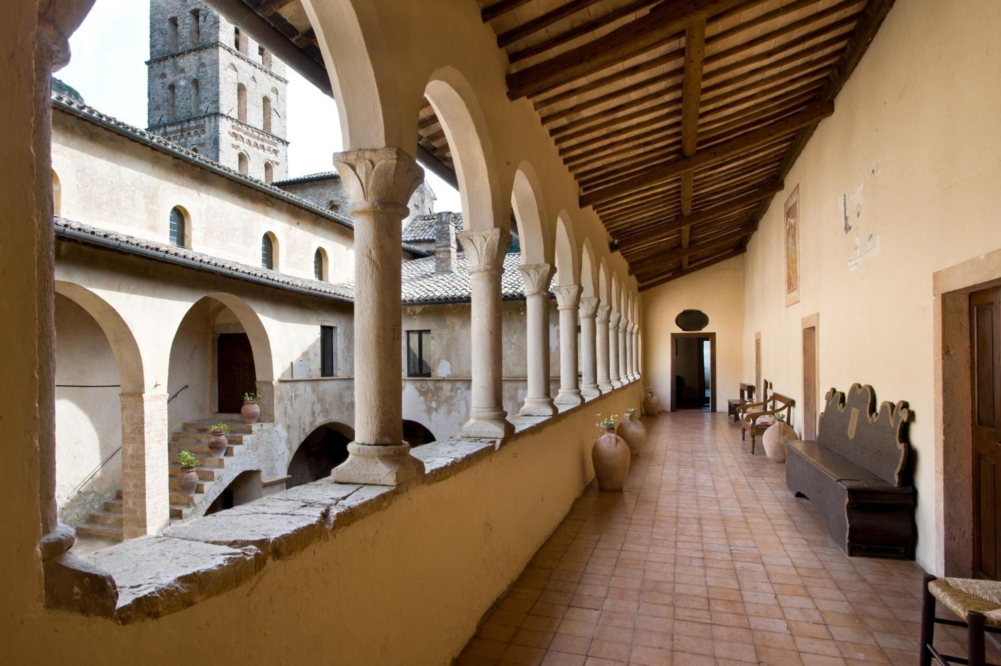 Abbazia San Pietro In Valle Ферентилло Экстерьер фото