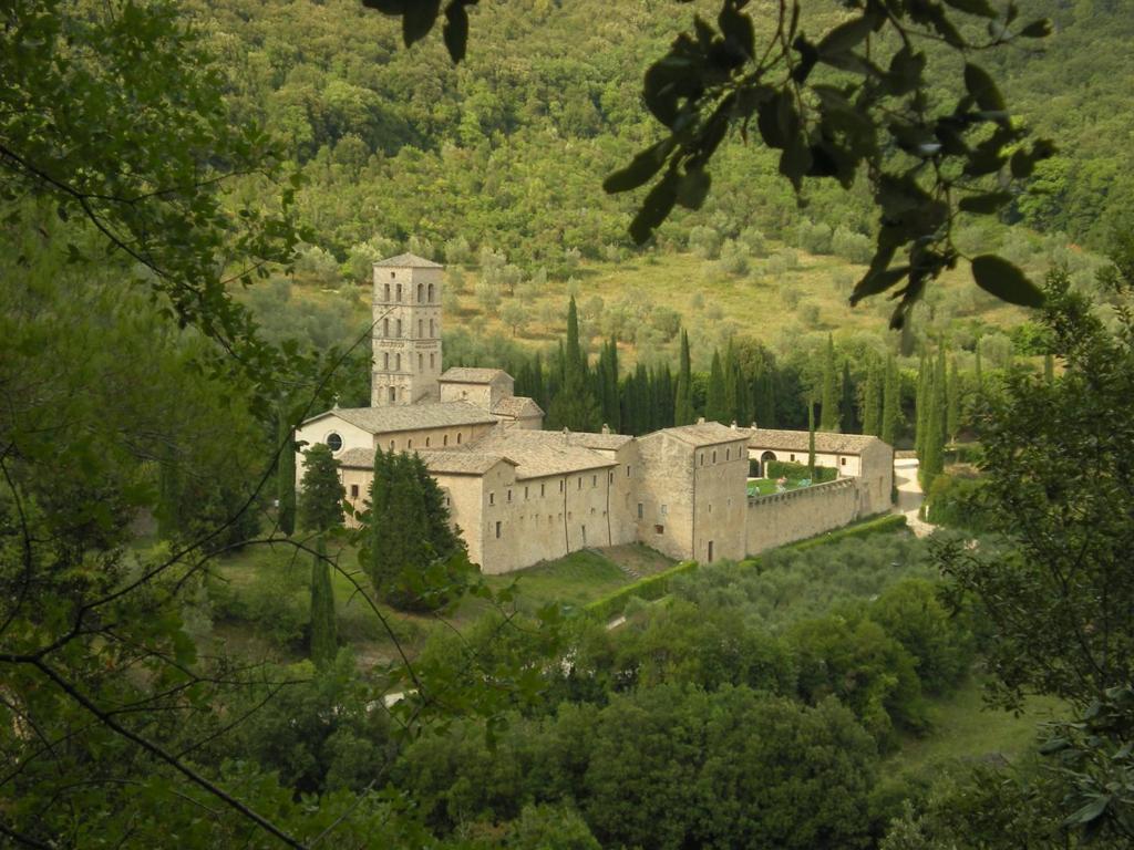 Abbazia San Pietro In Valle Ферентилло Экстерьер фото