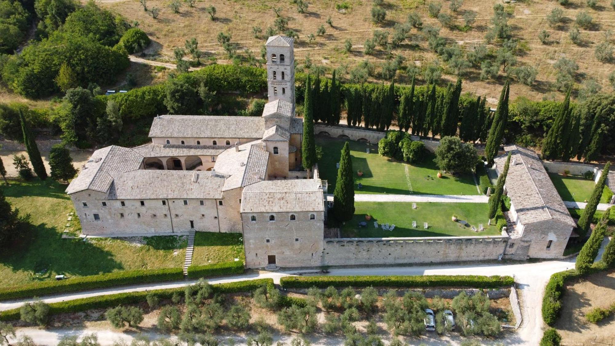 Abbazia San Pietro In Valle Ферентилло Экстерьер фото