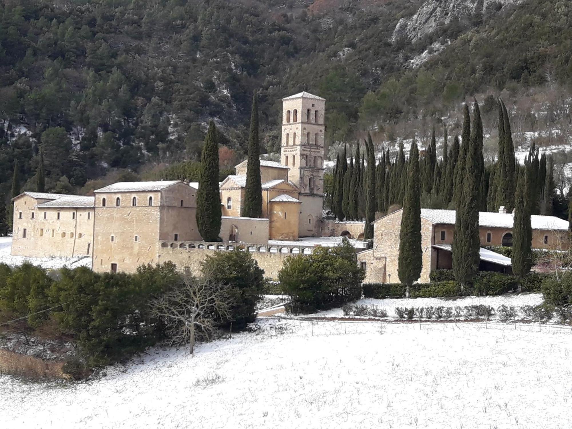 Abbazia San Pietro In Valle Ферентилло Экстерьер фото