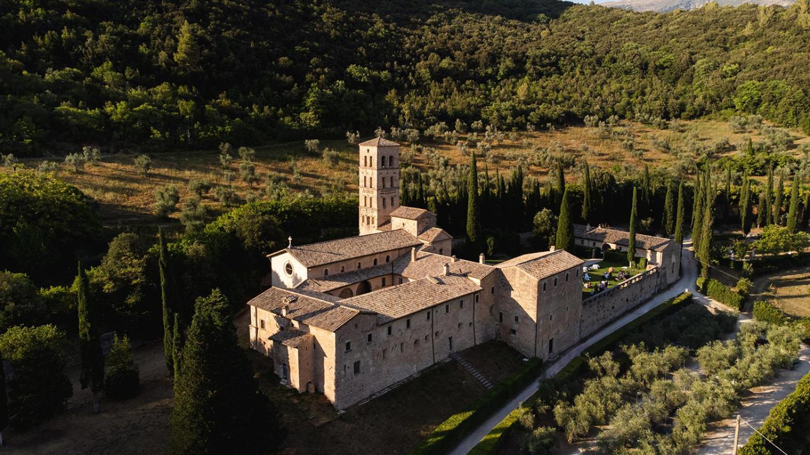 Abbazia San Pietro In Valle Ферентилло Экстерьер фото