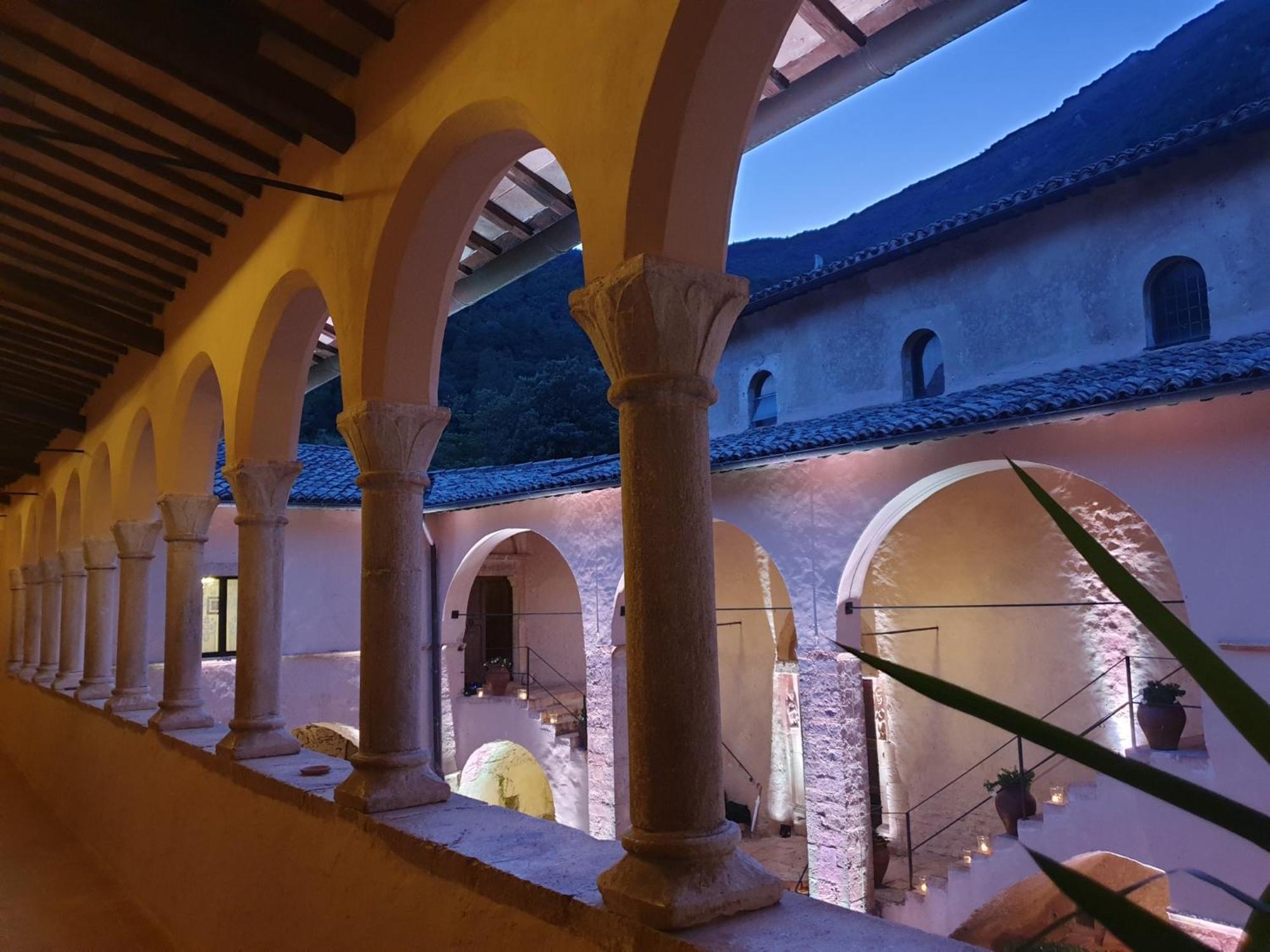 Abbazia San Pietro In Valle Ферентилло Экстерьер фото